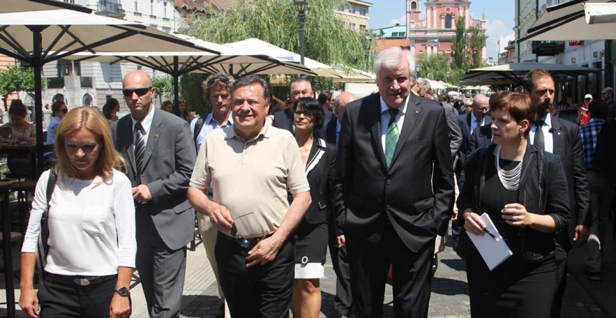 Župan in ministrski predsednik sta se sprehodila po mestnem središču_nrovan