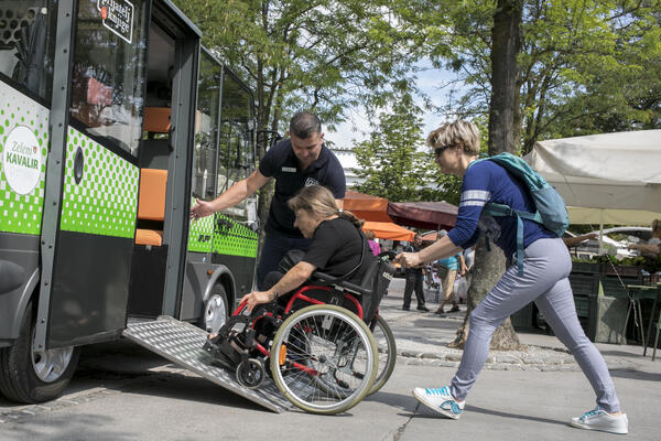 oseba na invalidskem vozičku vstopa v Kavalirja