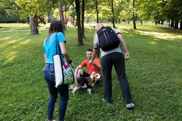 deljenje vrečk za pasje iztrebke v parku Tivoli