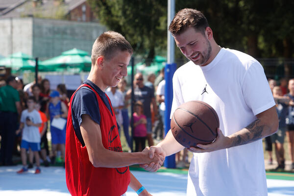 Luka Dončić in mladi košarkar
