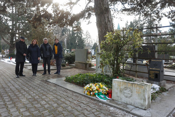 polaganje cvetja na Plečnikovem grobu 