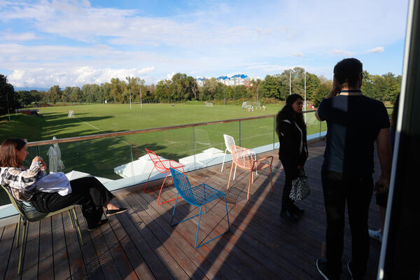 Pogled na športno igrišče s terase centra. Foto: N. Rovan 