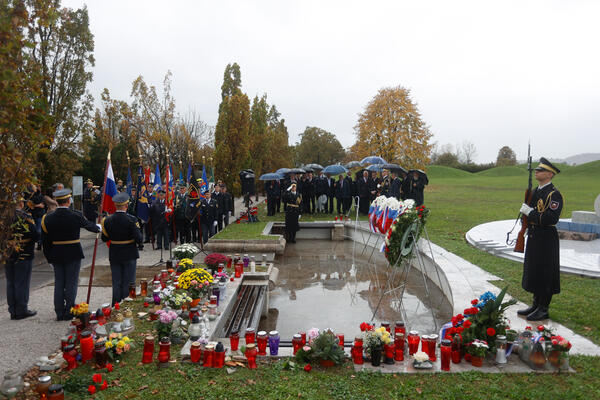 Polaganje vencev pri spomeniku vojne za Slovenijo 91. Foto: N. Rovan