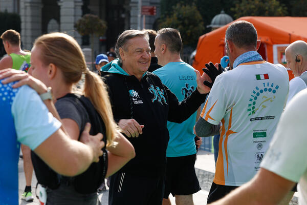 Tudi župan Zoran Janković je navijal za udeležence maratona. Foto: N. Rovan 