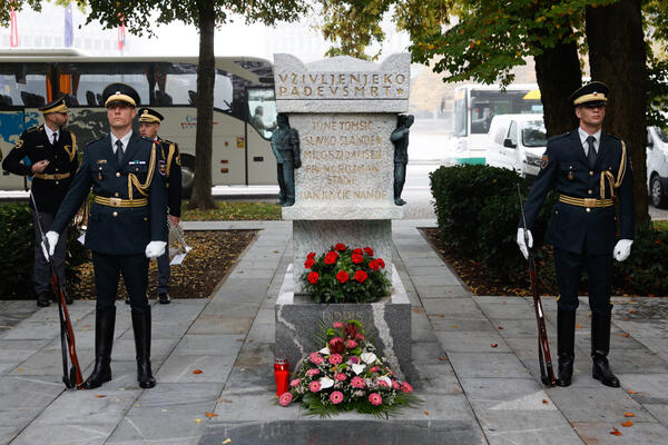 Polaganje vencev pri Grobnici narodnih herojev. Foto: N. Rovan