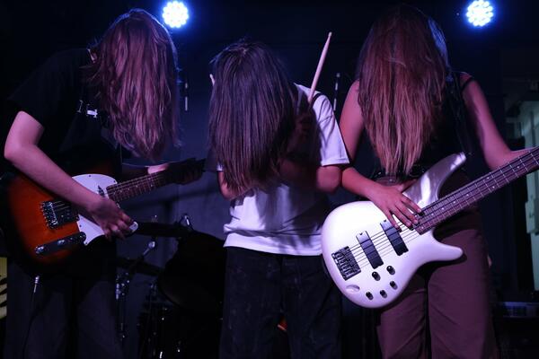 Skupina Faggycore, tri dekleta s kitarami. Foto: Mladi zmaji