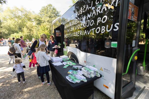 Foto Petra Hrovatin, otroci si ogledujejo mestni avtobus