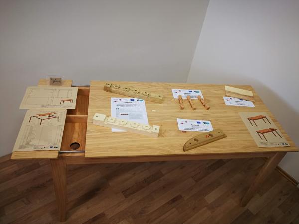 Izdelki iz invazivnih rastlin kot je miza izdelana iz trnate gledicevke in drugi predmeti Foto Maks Merela