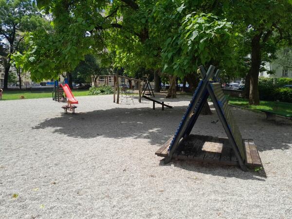 Otroško igrišče v Parku slovenske reformacije pred prenovo. Foto: arhiv MOL