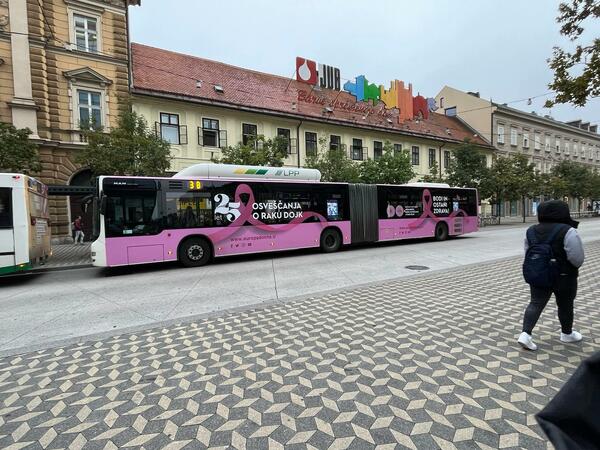 rožnati avtobus