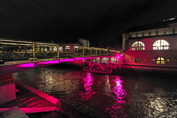 mesarski most osvetljen vijolično 