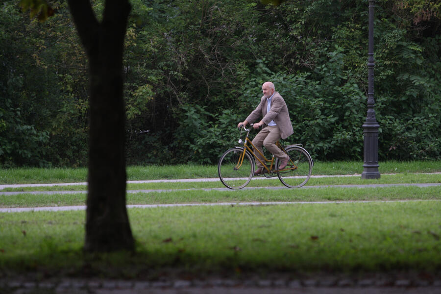 kolesar v zelenem okolju