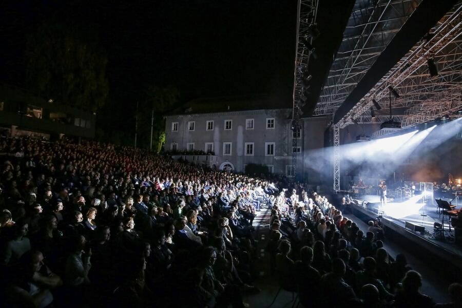 skupina Laibach nastopa v Križankah