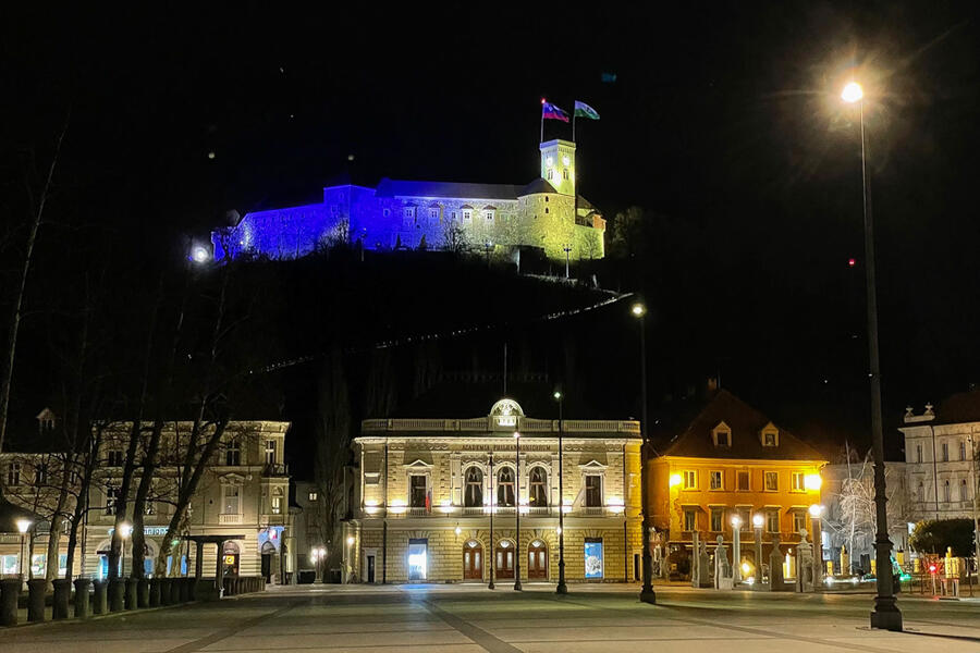 grad osvetljen v barvah ukrajinske zastave 