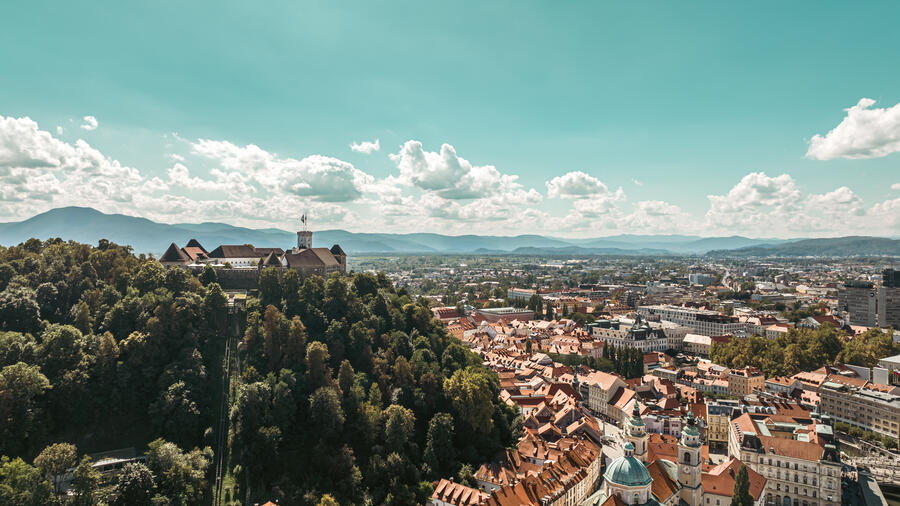 Ljubljanski grad in staro mestno jedro. Foto: Nino Kolarev