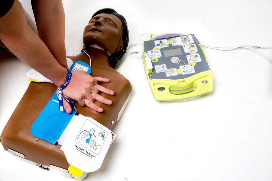 postopki ozivljanja defibrilator photo Illya Alvarado Diaz pixabay12