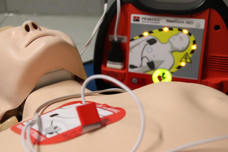 postopki ozivljanja defibrilator photo JamesRein pixabay5